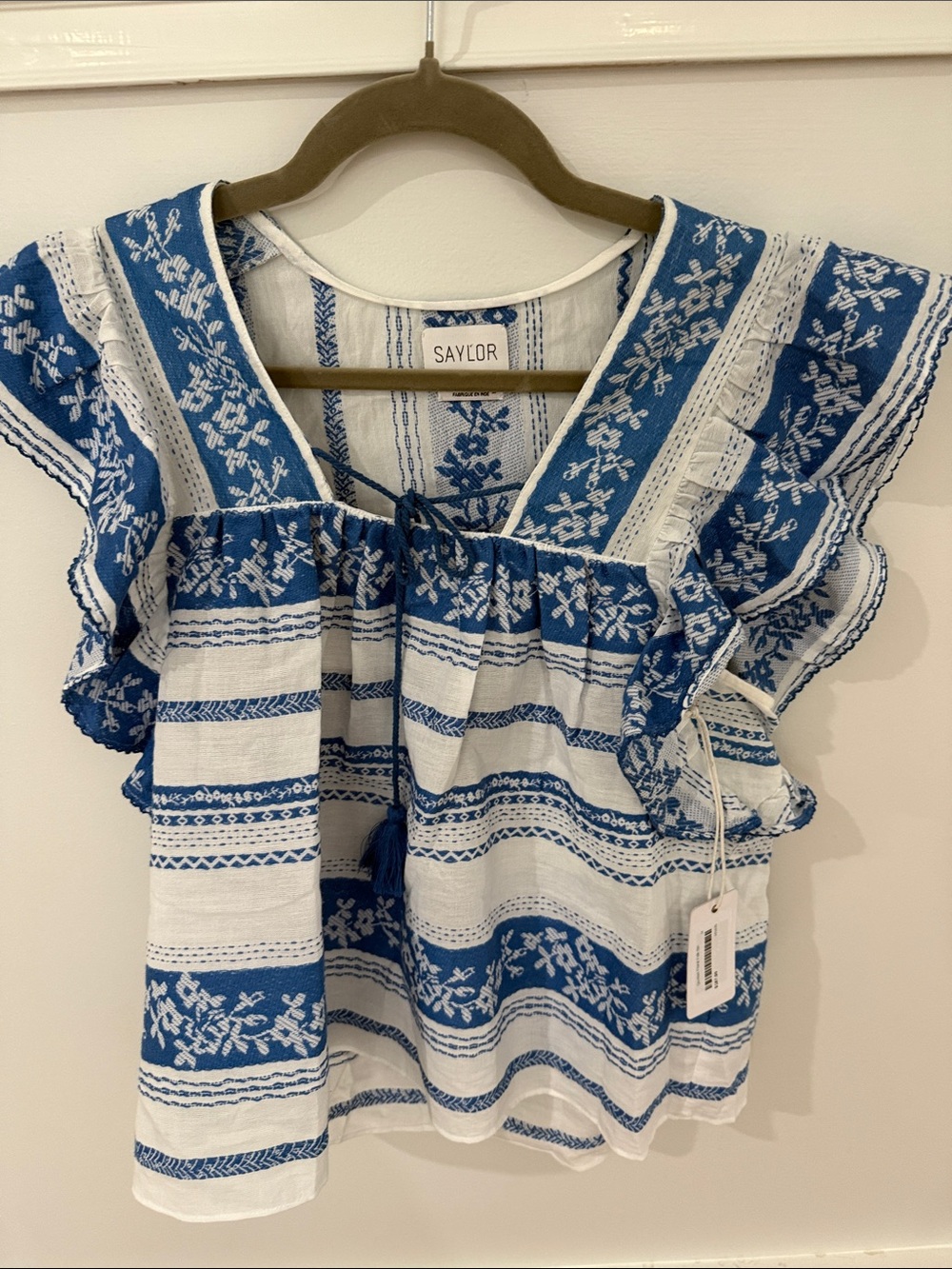 Saylor this season NWT Women’s Medium Quinlan Floral Folk Top Blue and White